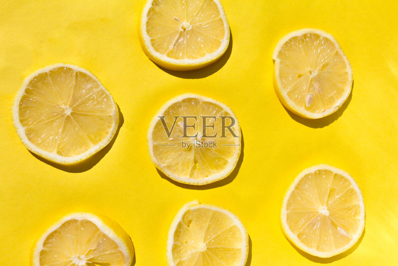黄色背景上的柠檬片的特写照片摄影图片