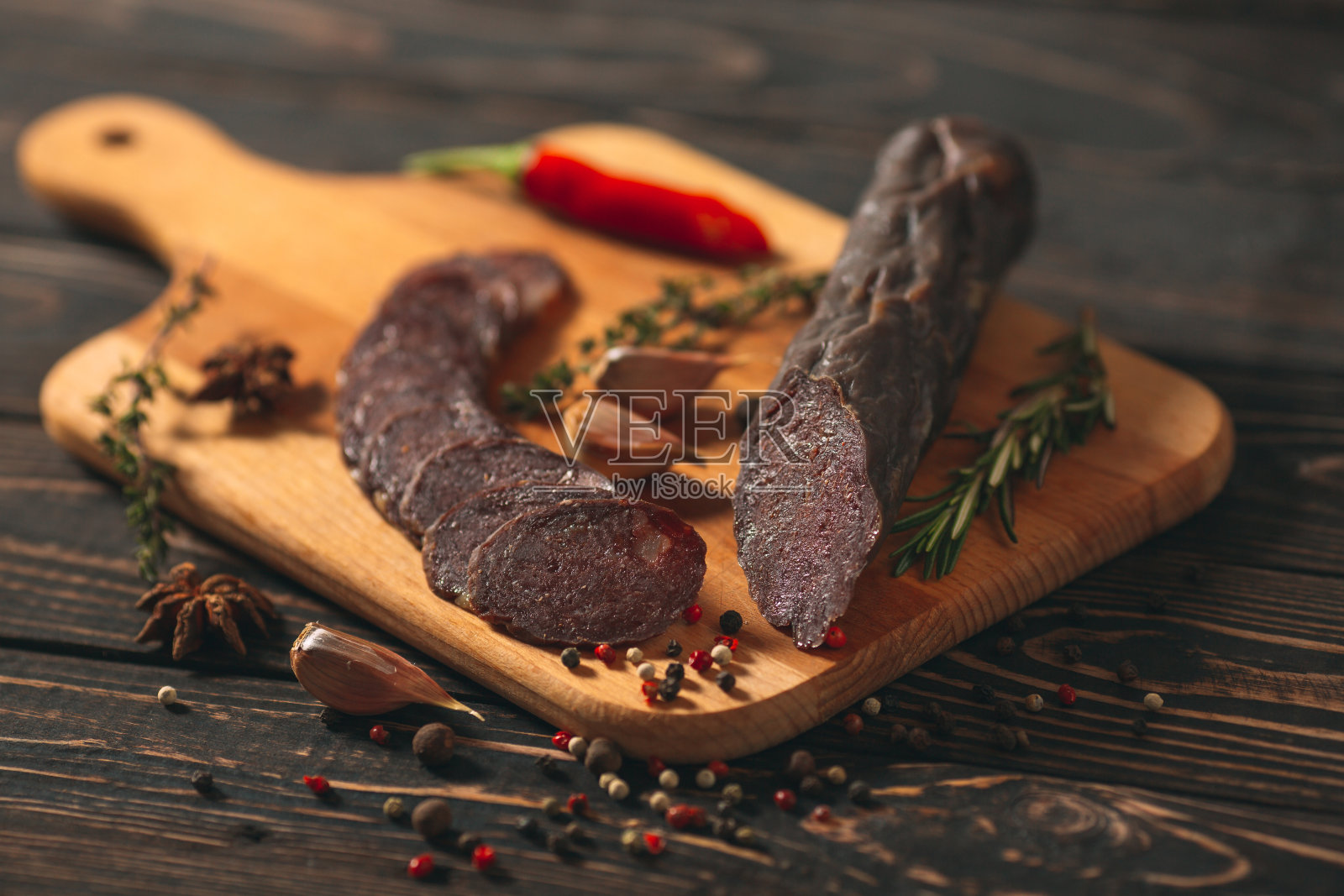 香肠和肉制品放在木板上照片摄影图片