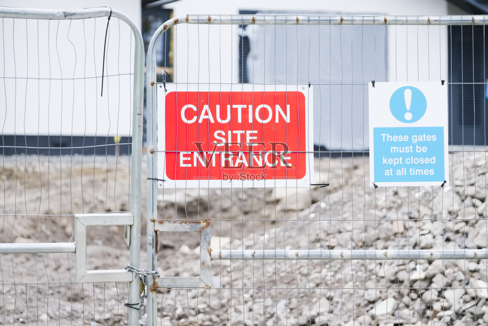 大门入口处的建筑工地标志照片摄影图片