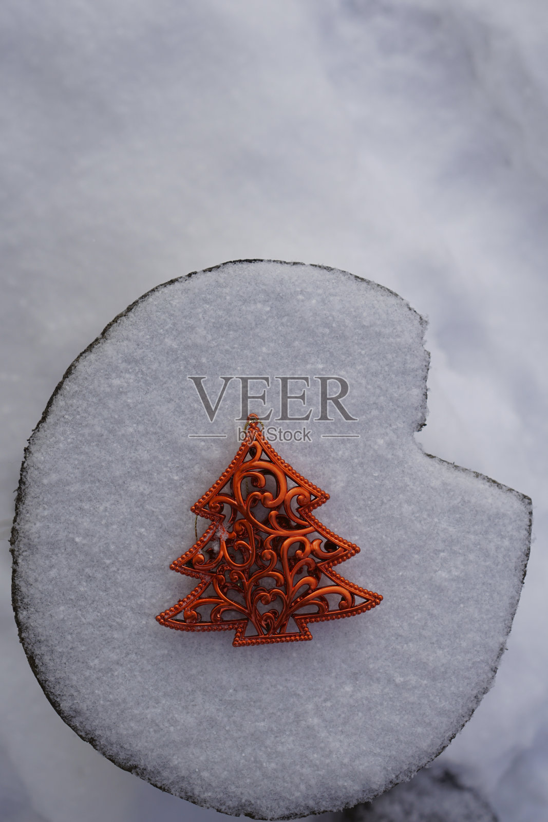 圣诞树与雪的背景。照片摄影图片