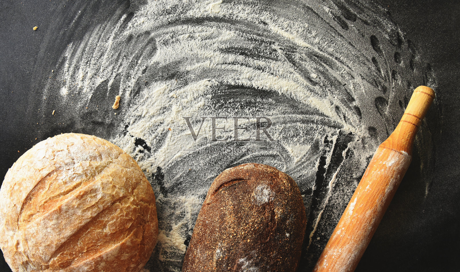 面包，大头针和面粉俯视图照片摄影图片