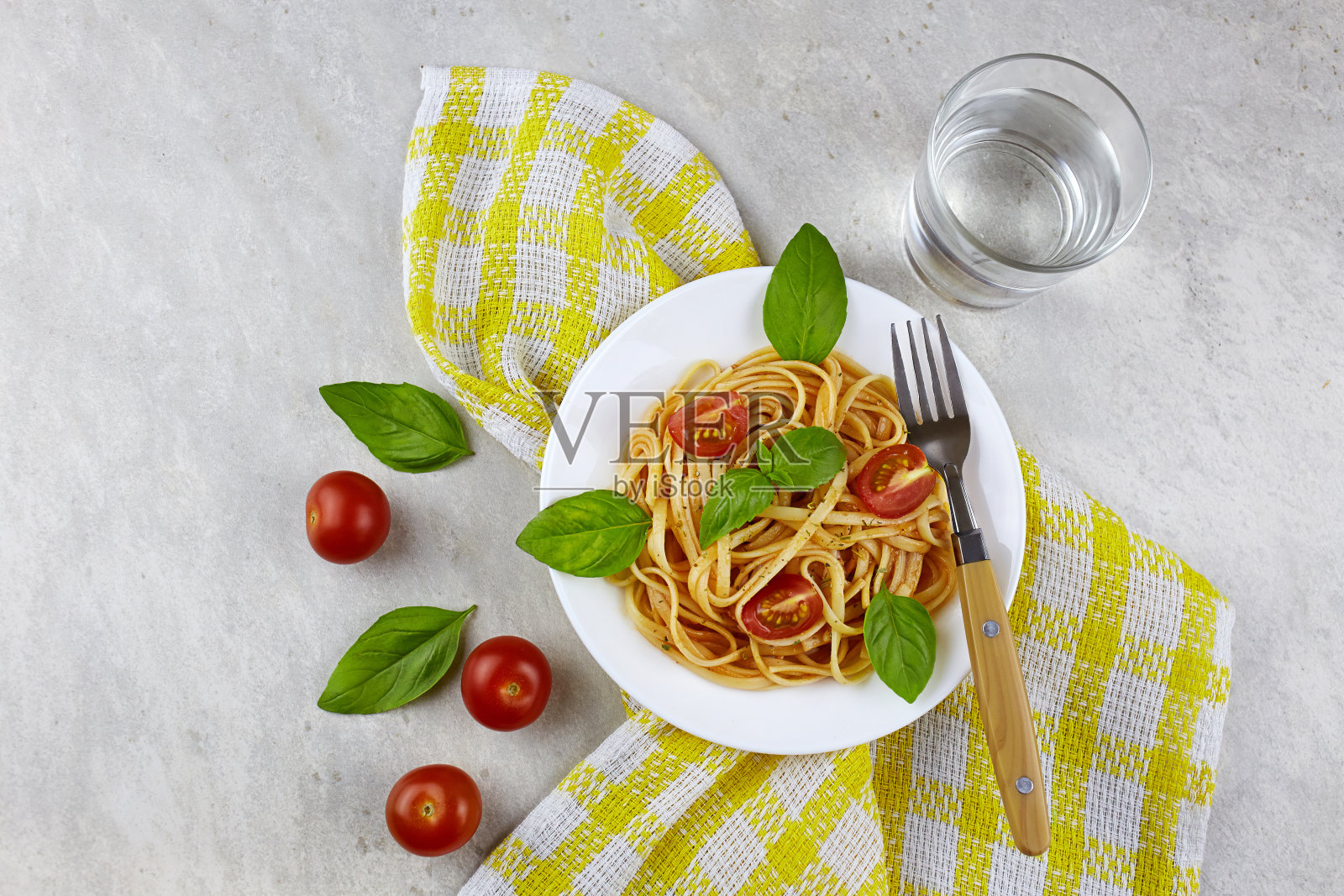 意大利面配番茄酱、芝士和罗勒照片摄影图片
