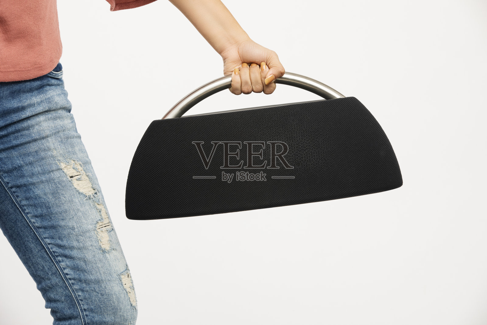 女孩手与蓝牙扬声器照片摄影图片