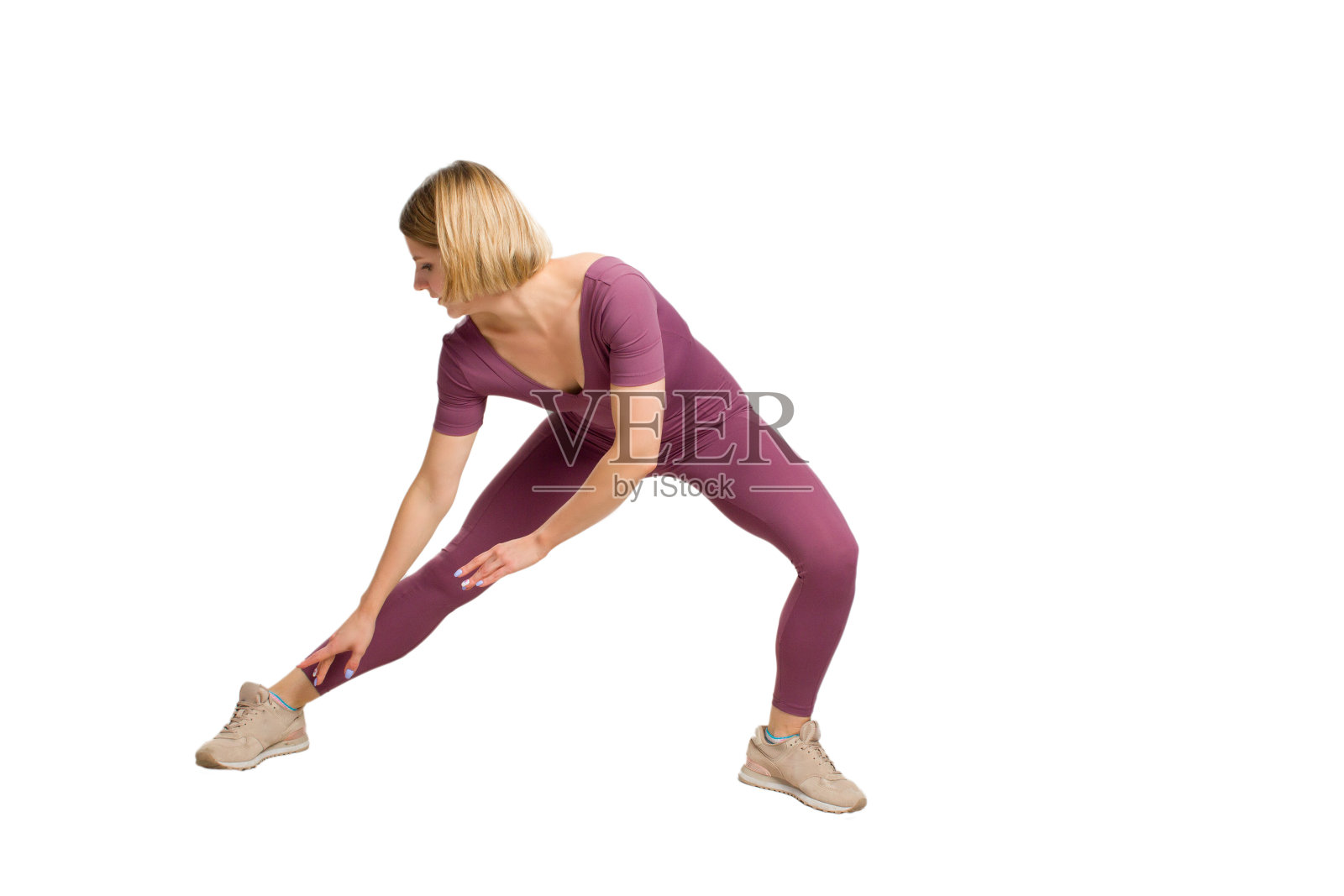 年轻的健身妇女在训练服装。分离出白色。照片摄影图片