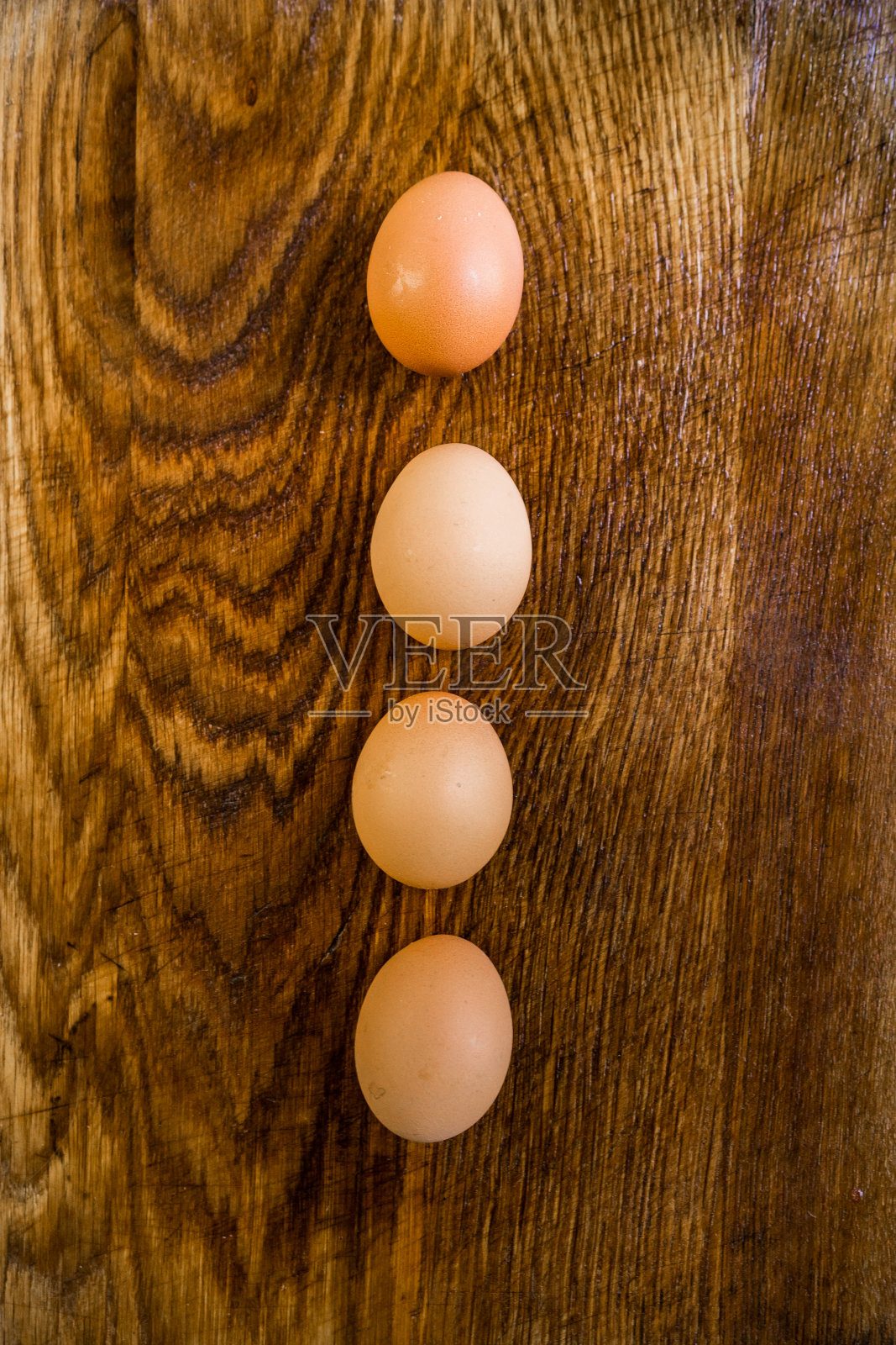 木桌上放着有机棕色鸡蛋。复活节的概念。平躺照片摄影图片