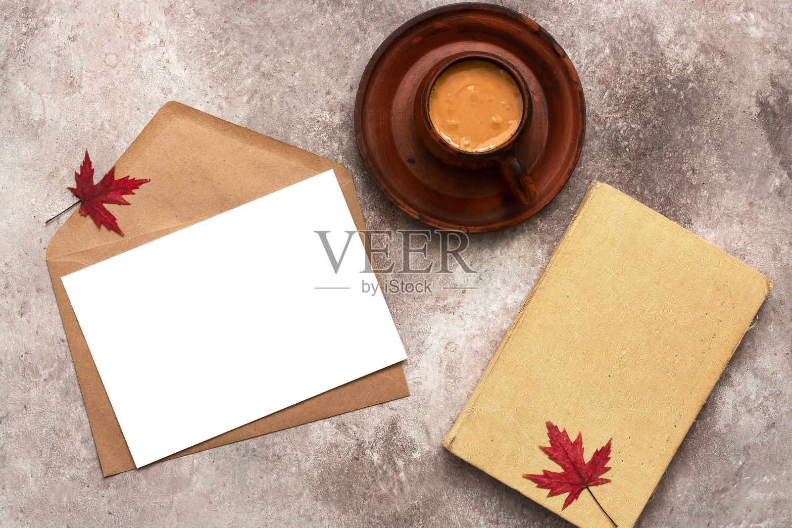 秋现代文具静物。空白卡片模型，工艺信封，咖啡杯和旧书。博客工作空间或家庭办公室。俯视图，平放。照片摄影图片