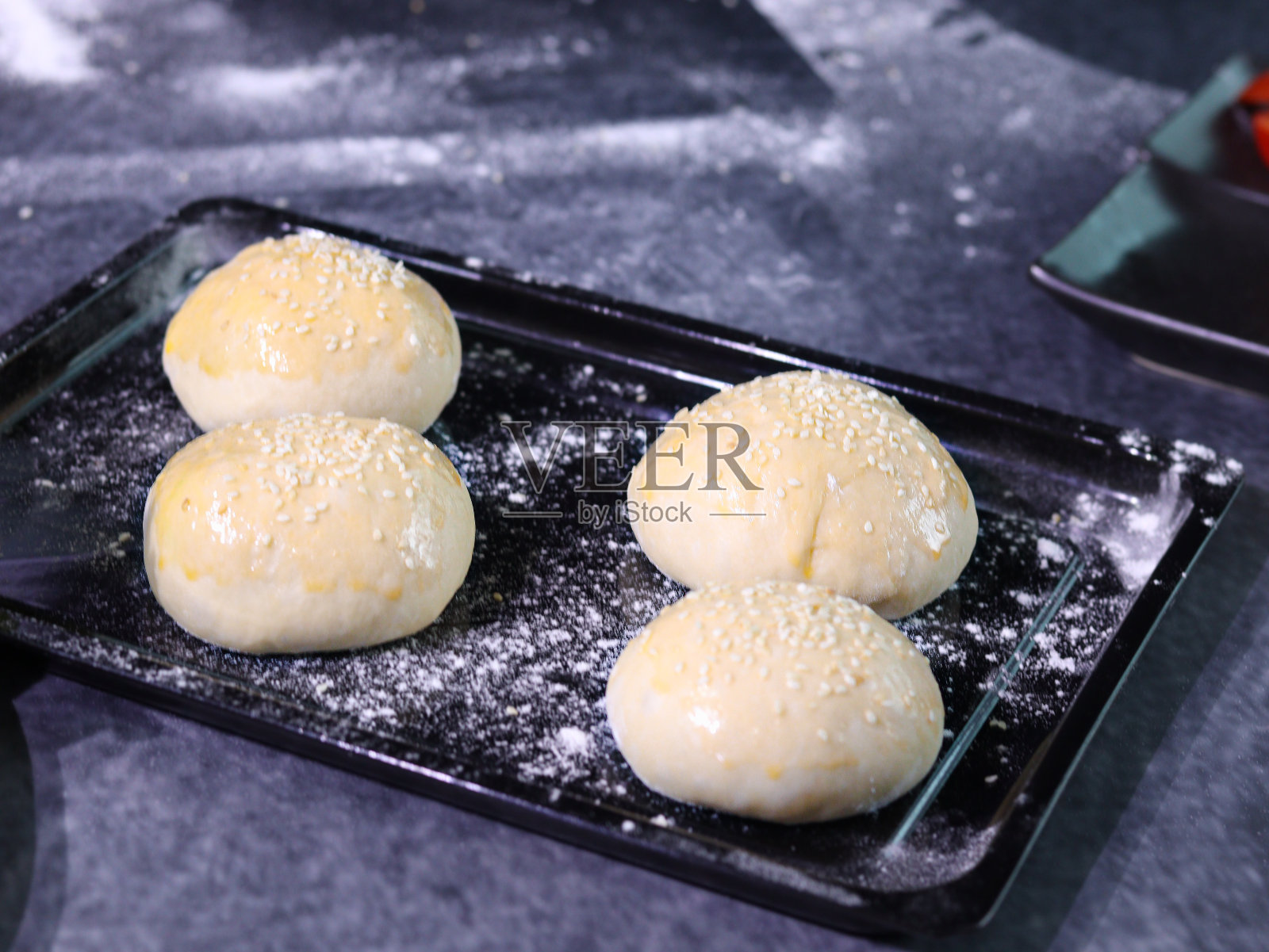 新鲜面包在厨房托盘，食物自制烘焙概念照片摄影图片