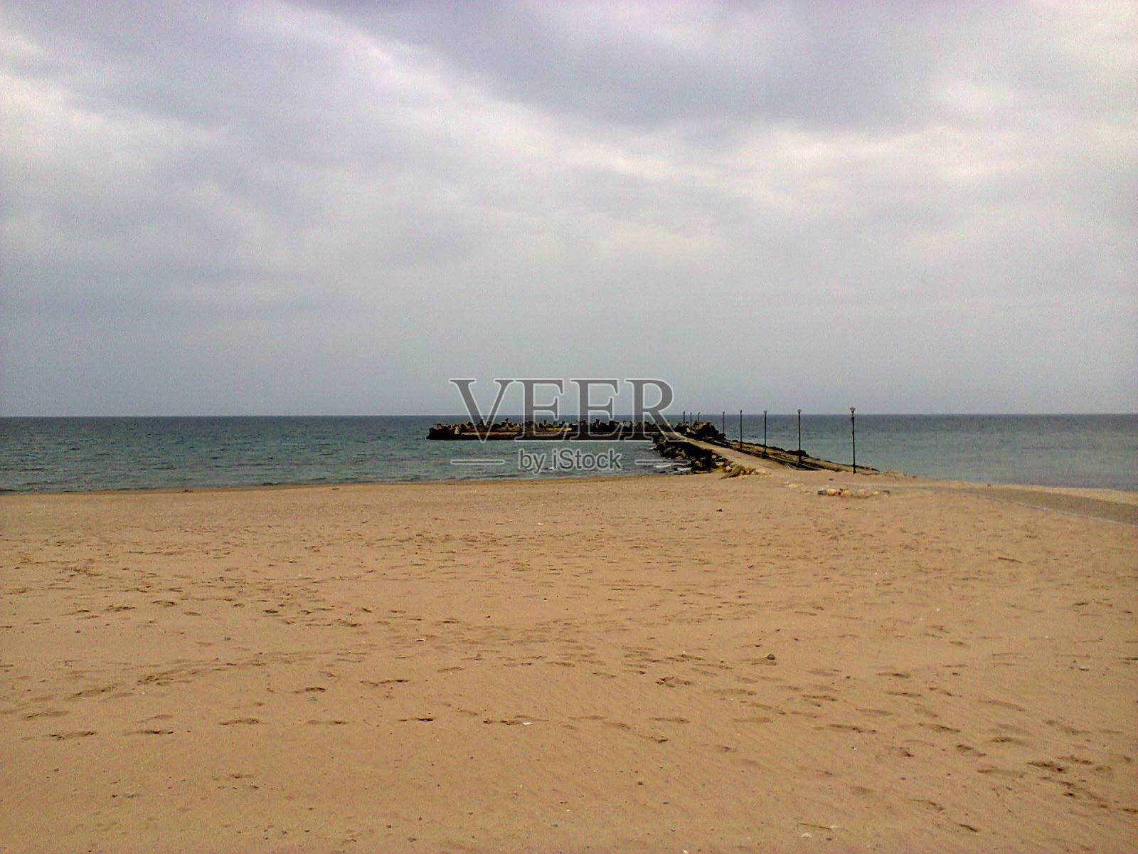 多云的海滩码头照片摄影图片
