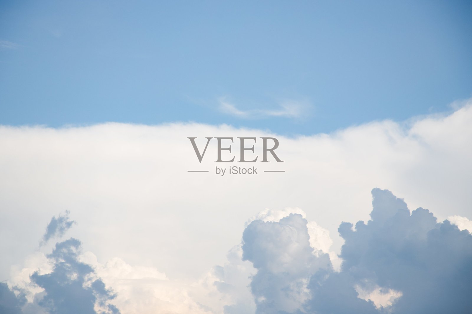 蓝色和白色的天空和灰色的云照片摄影图片