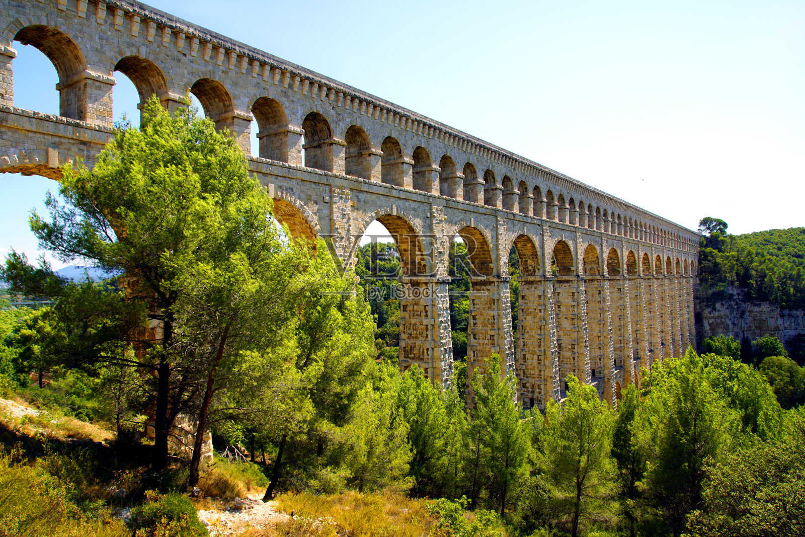 法国普罗旺斯地区艾克斯附近的罗克法弗尔渡槽照片摄影图片