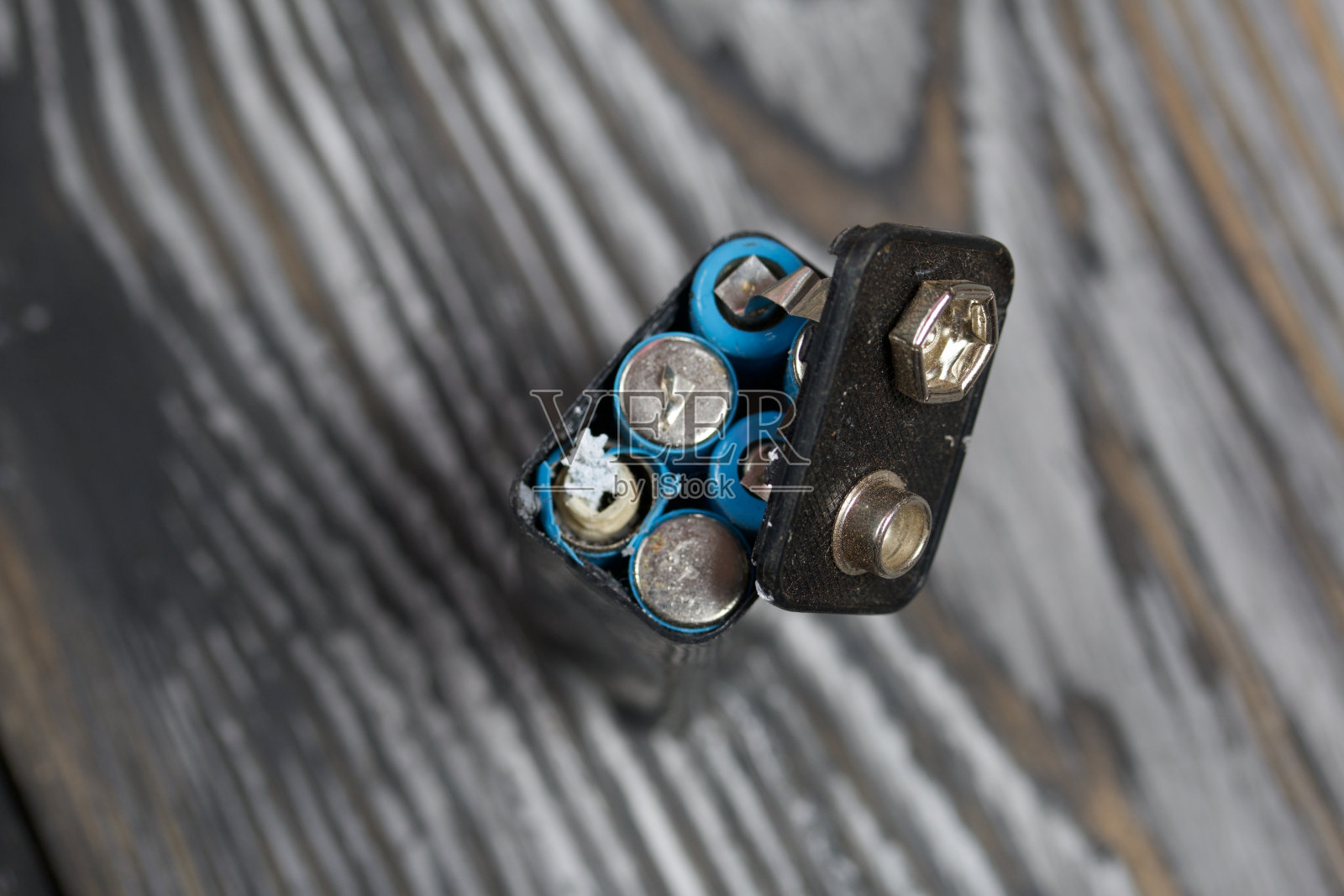 腐蚀电池使用。松木板。处置危险废物。照片摄影图片