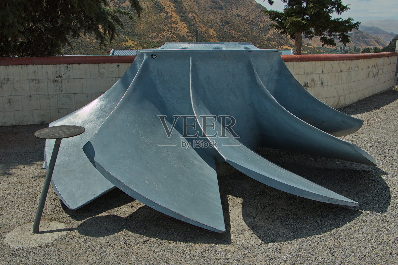 新西兰南岛怀塔基湖水电站的原始水轮机转轮照片摄影图片