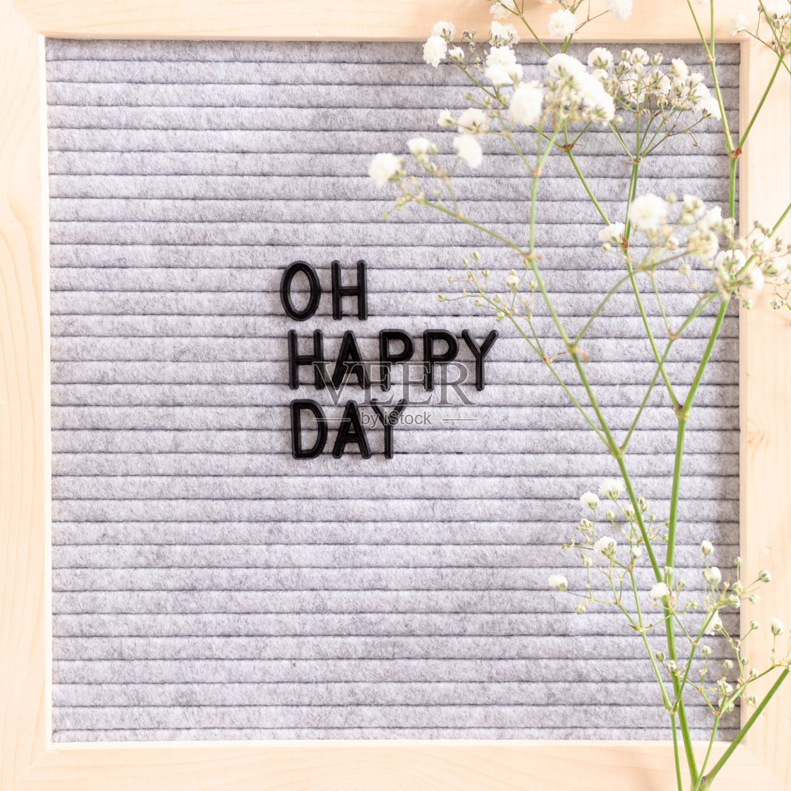 哦，快乐的一天。字母“板和白花组成照片摄影图片