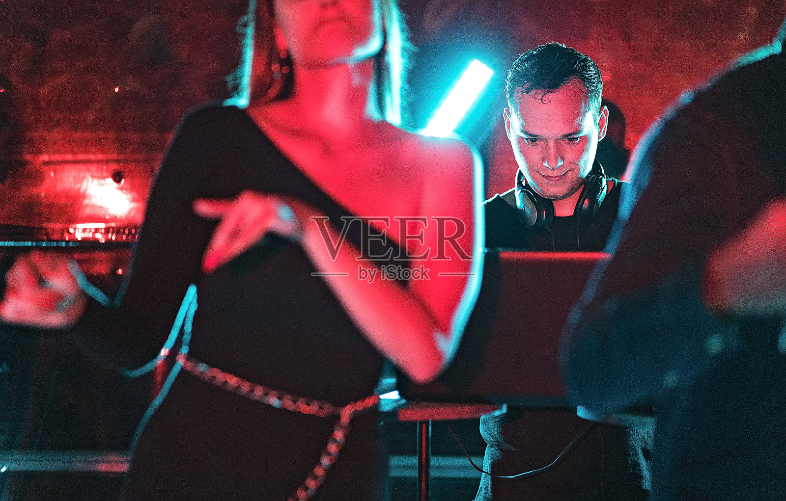 聚会上的年轻人照片摄影图片