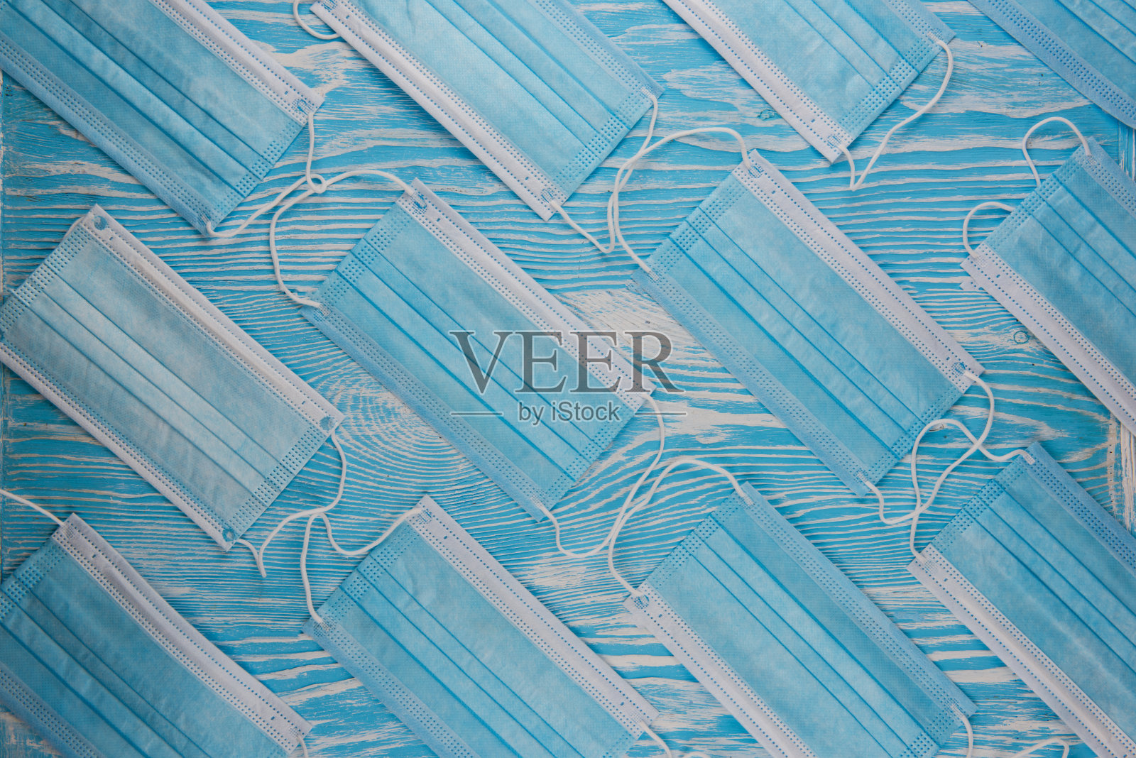 蓝色背景上的医用口罩照片摄影图片