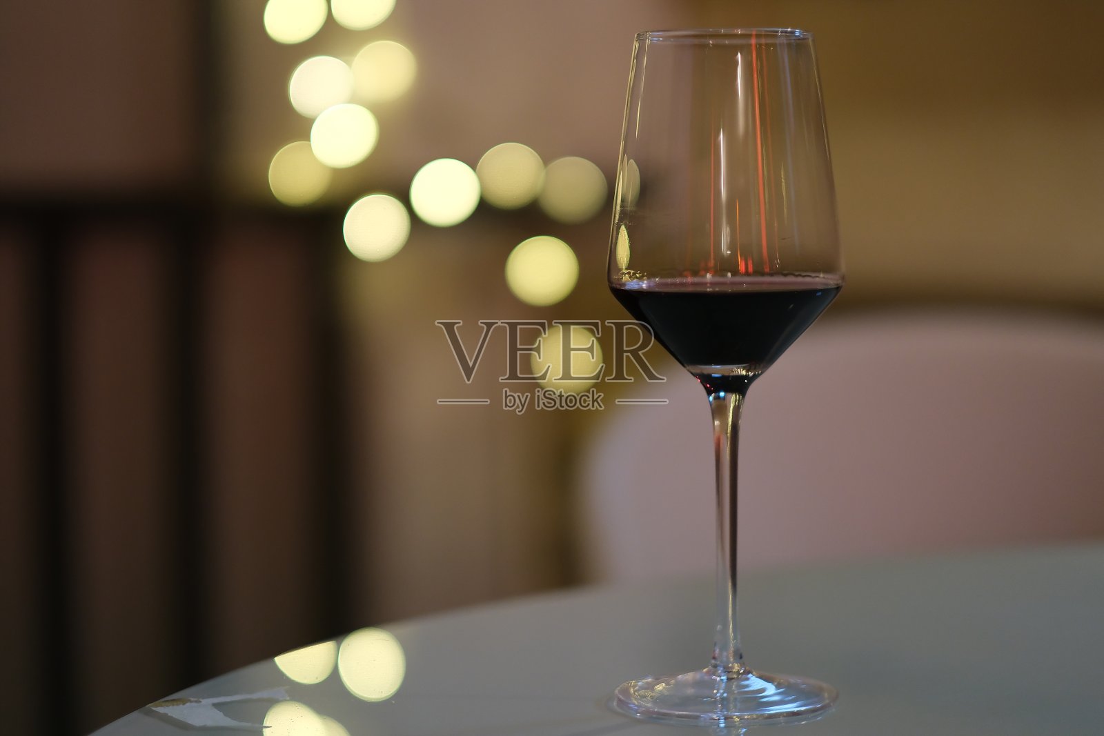 在晚上的桌子上放上一杯红酒照片摄影图片