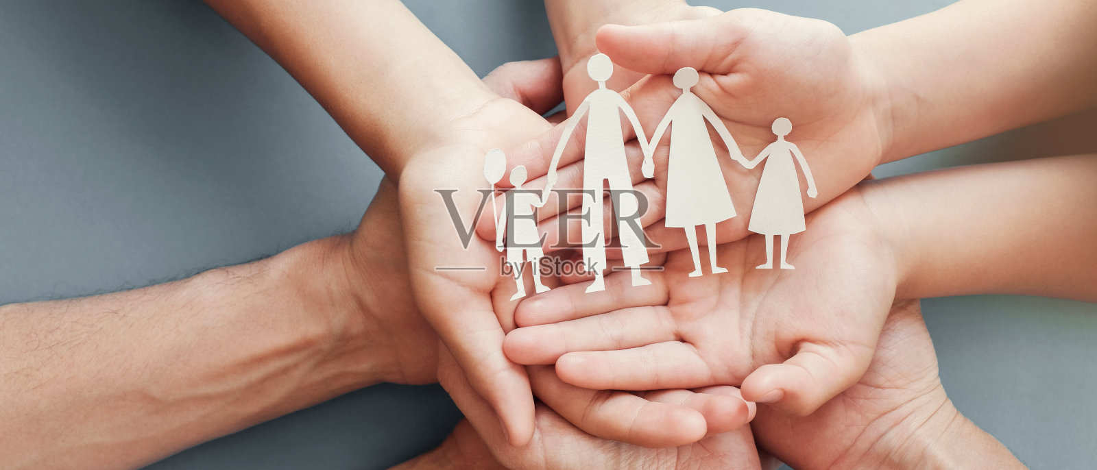 成人和儿童手握纸家庭剪纸、家庭家居、寄养、无家可归者慈善支持概念、家庭心理健康、国际家庭日照片摄影图片