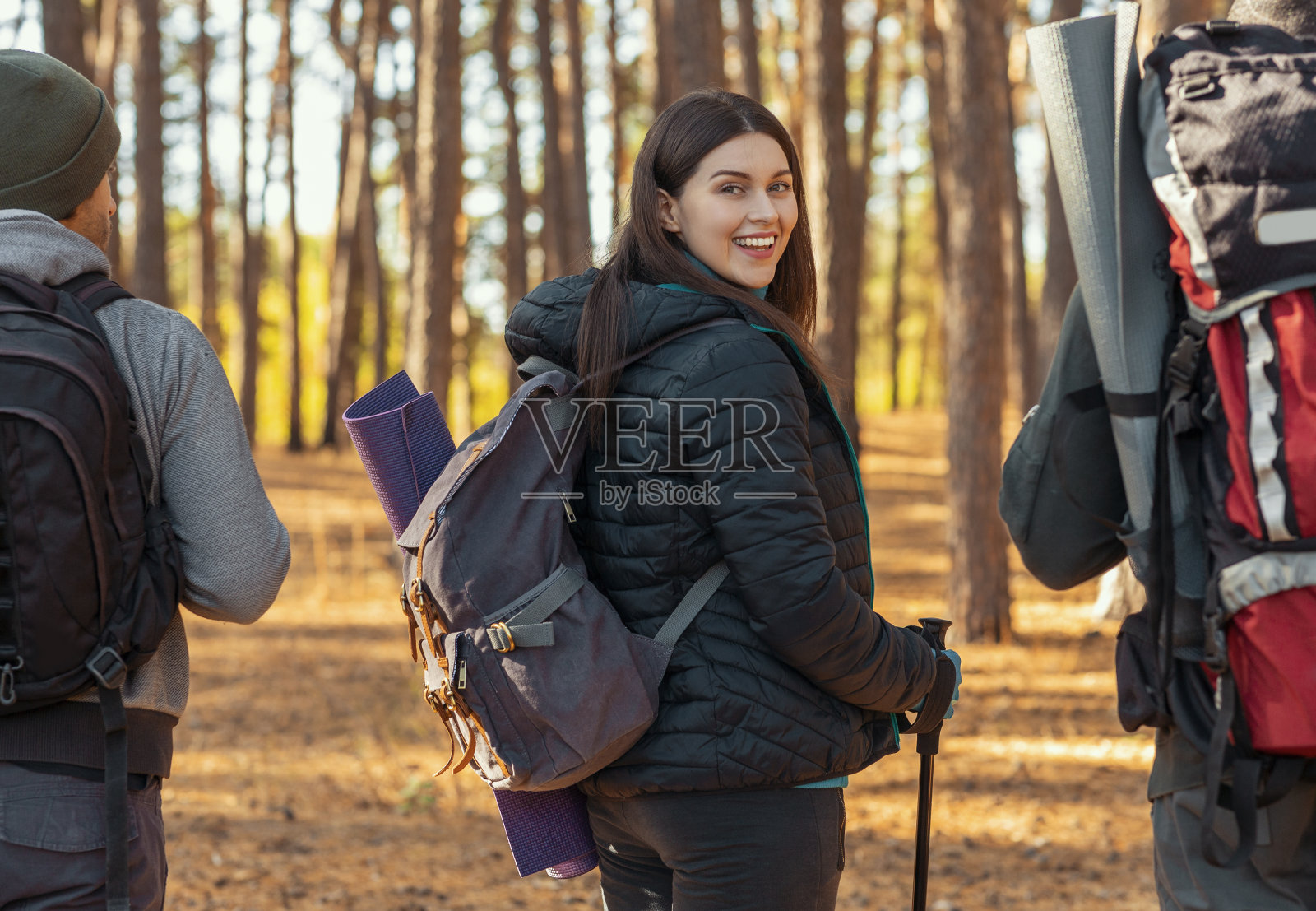 微笑的女孩和她的朋友徒步旅行的特写照片摄影图片
