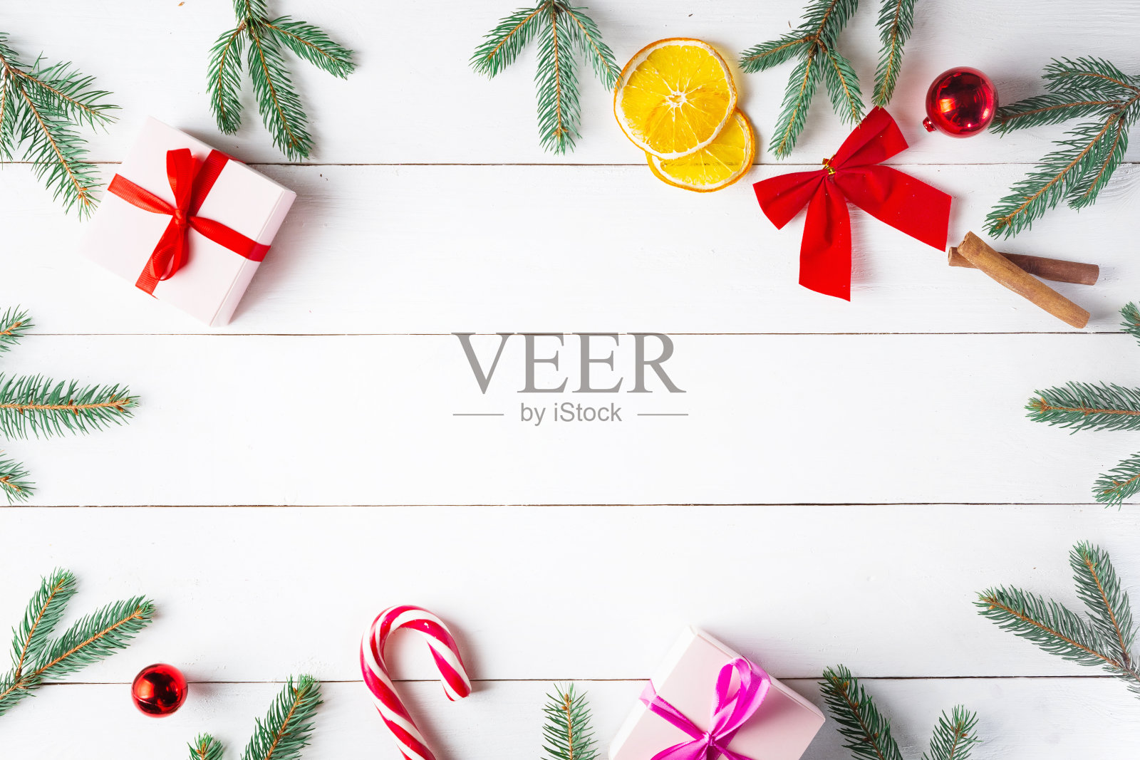 美丽的圣诞作文木制白色背景与圣诞礼盒，雪枞树枝，松柏，肉桂干果，节日装饰，焦糖棒。新年。俯视图，复制空间。照片摄影图片