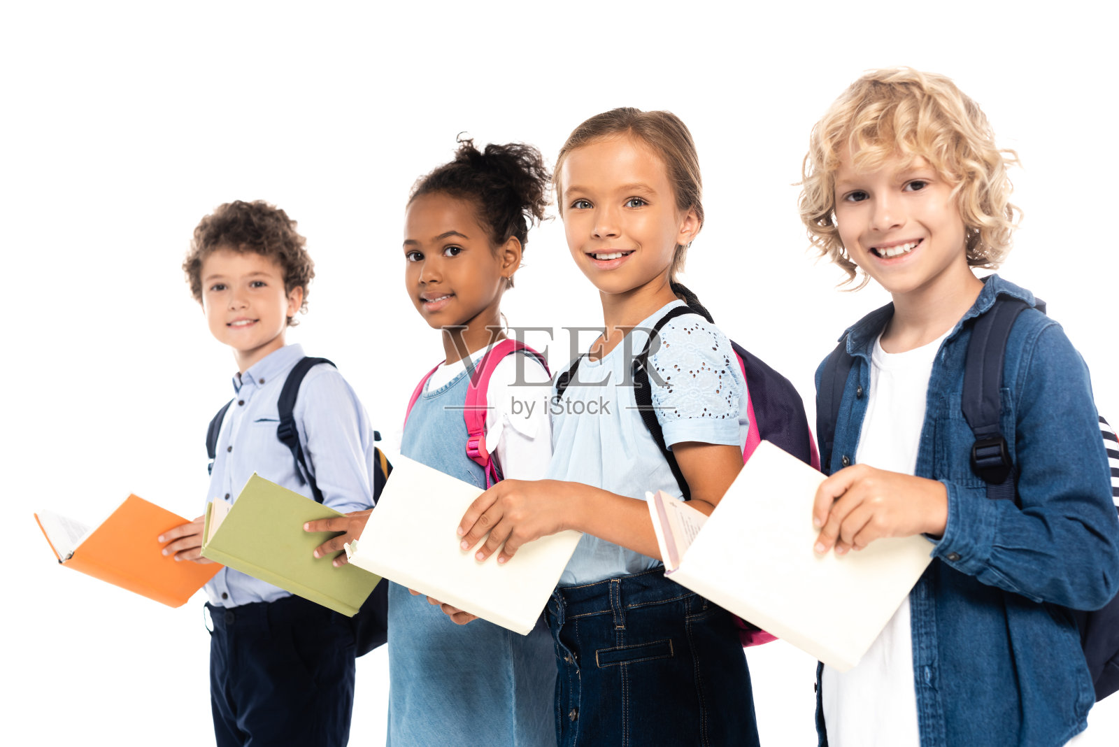 多元文化学生的选择性焦点与背包里的书孤立的白色照片摄影图片