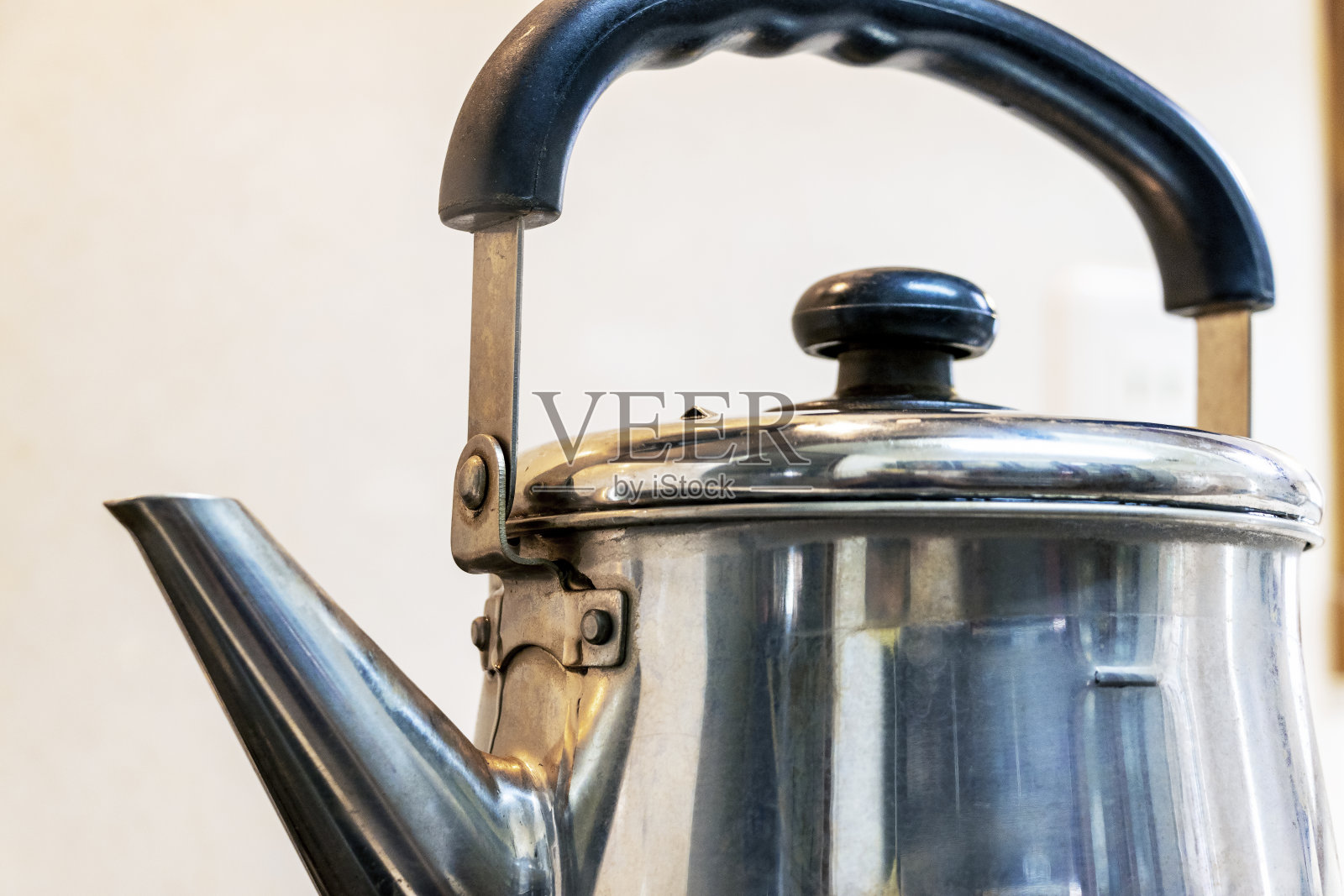 煤气炉和金属水壶照片摄影图片