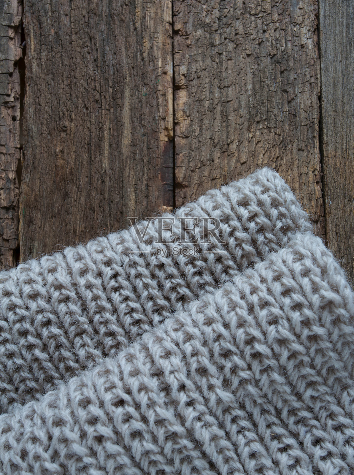 木制表面编织围巾照片摄影图片