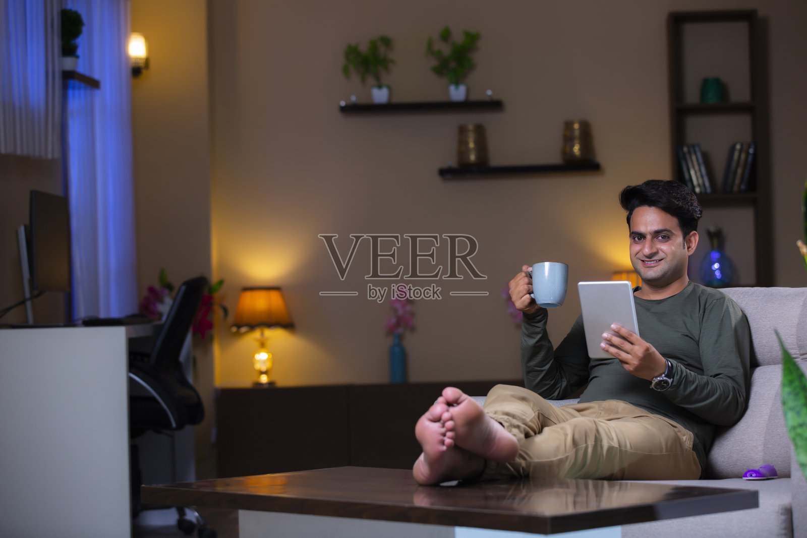 年轻人在家。- - -库存图片照片摄影图片