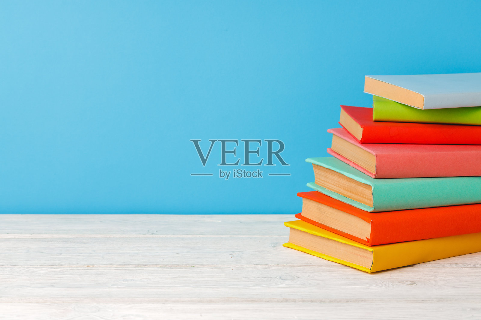 堆放在书桌上的书正面观照片摄影图片