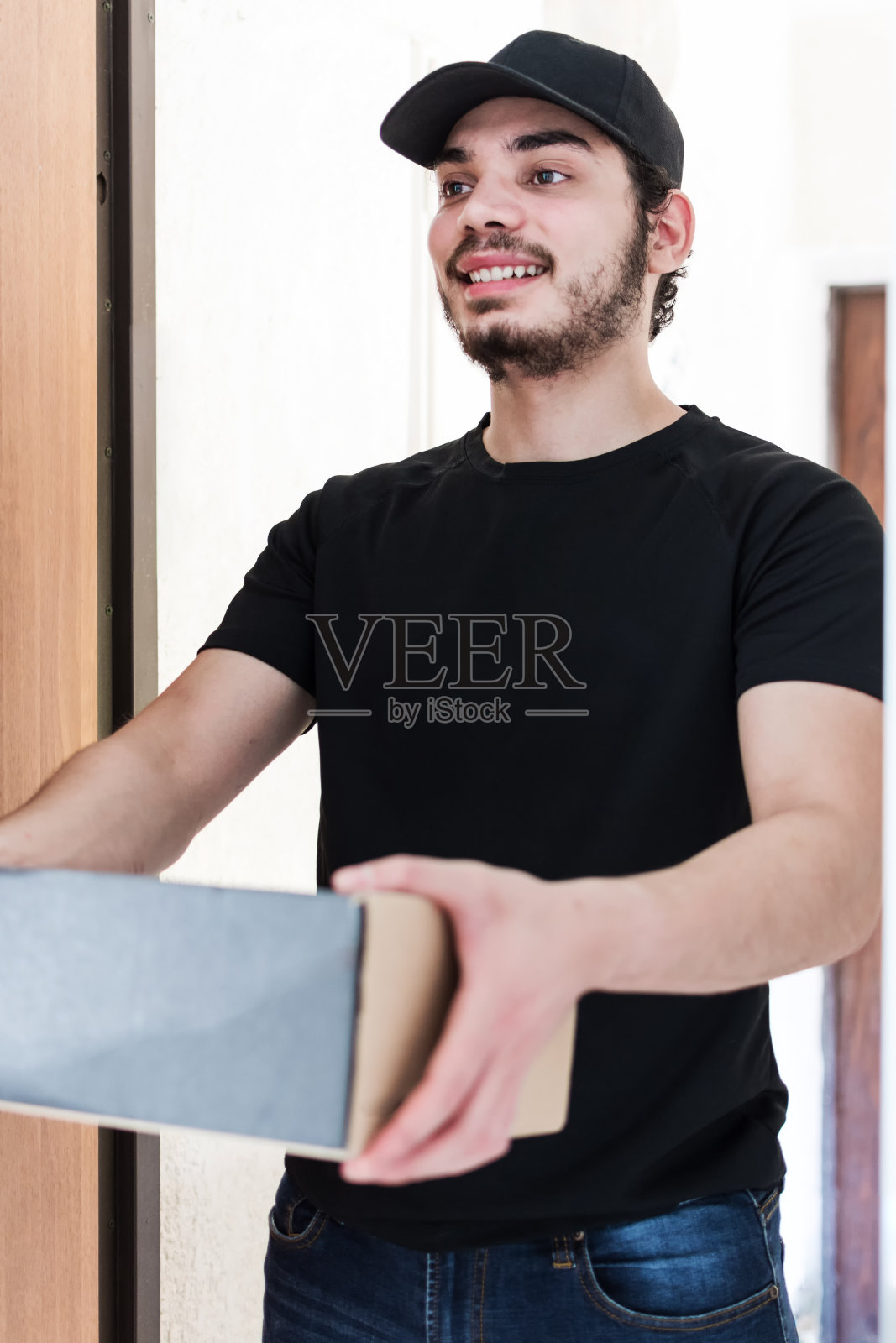 送货上门的男人照片摄影图片