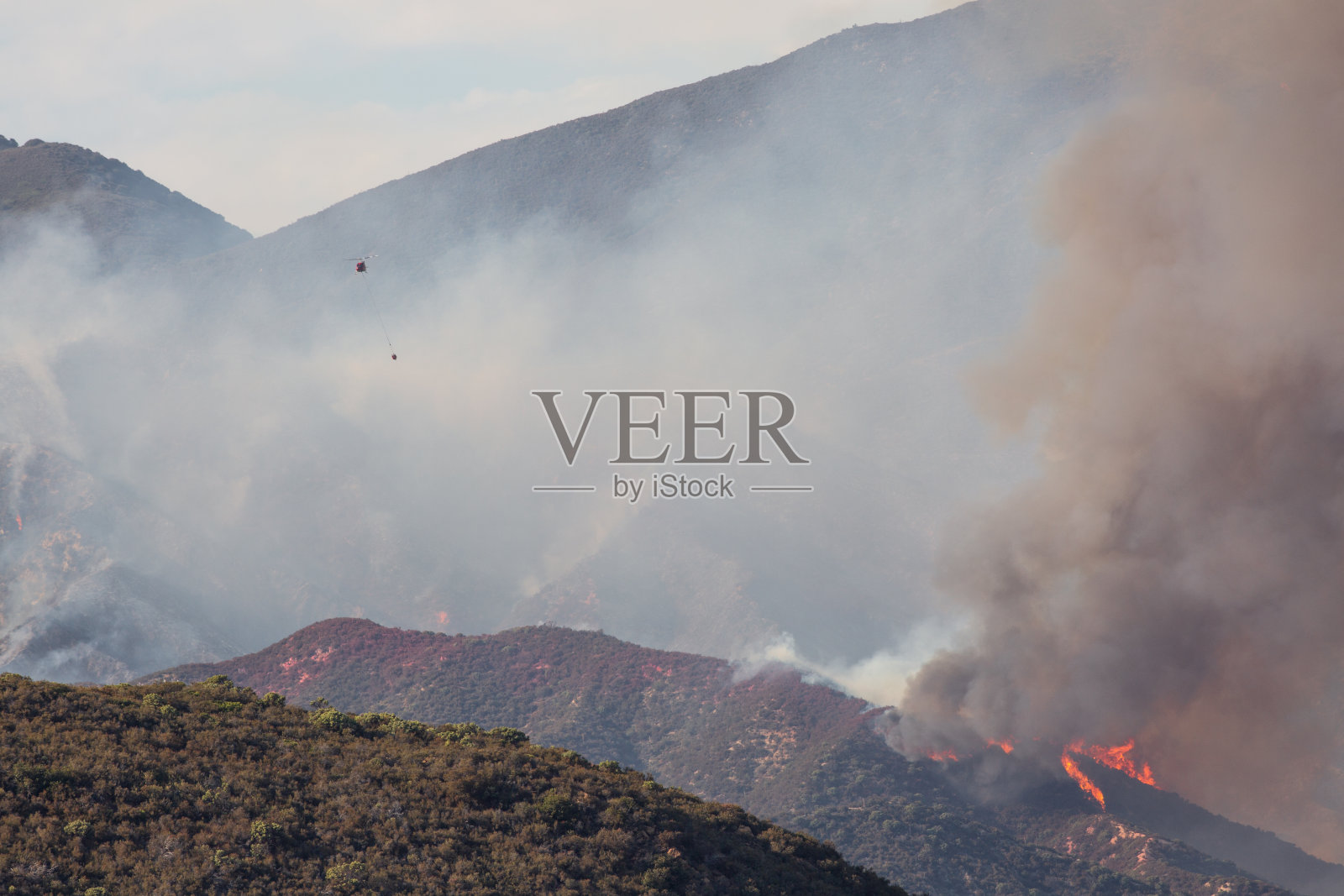 从路上可以看到亚苏萨的野火和烟雾照片摄影图片