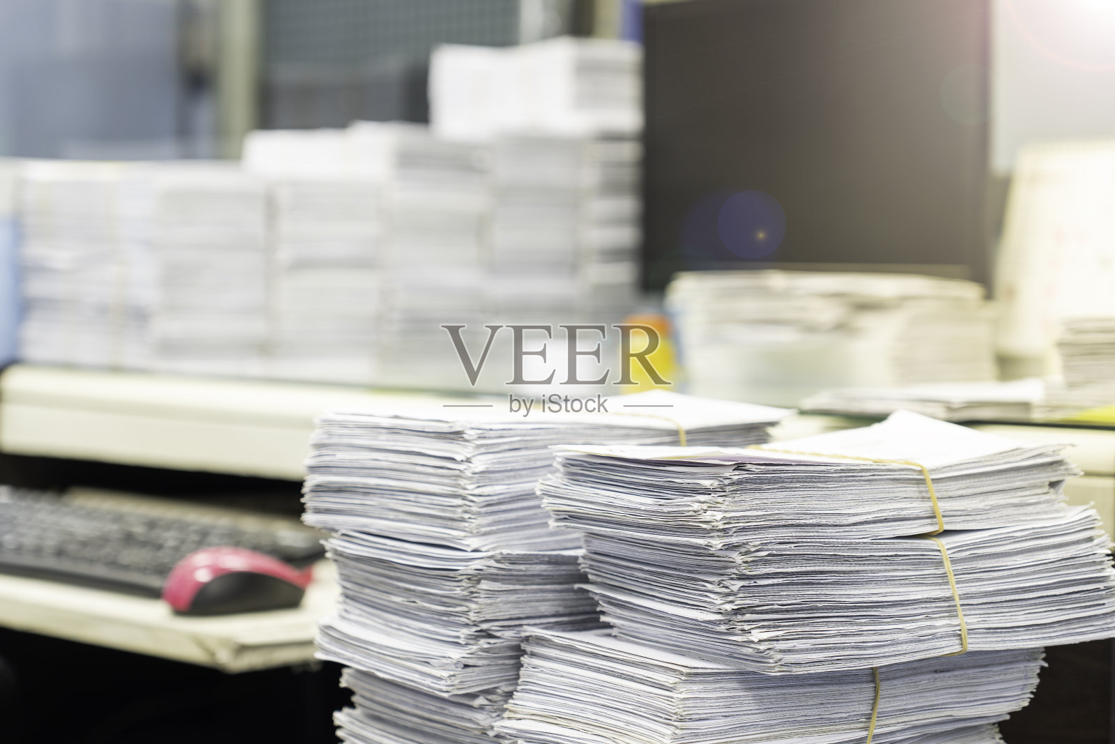 待转换为保存到计算机中的数据的文档。照片摄影图片