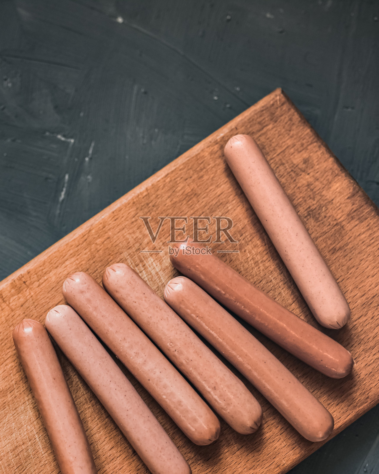 煎香肠躺在厨房的木板上照片摄影图片