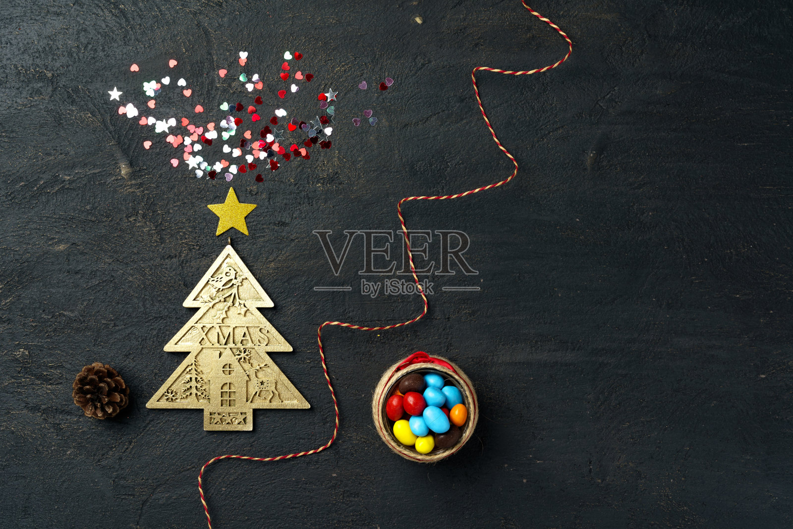 装饰圣诞树上的黑色木板照片摄影图片