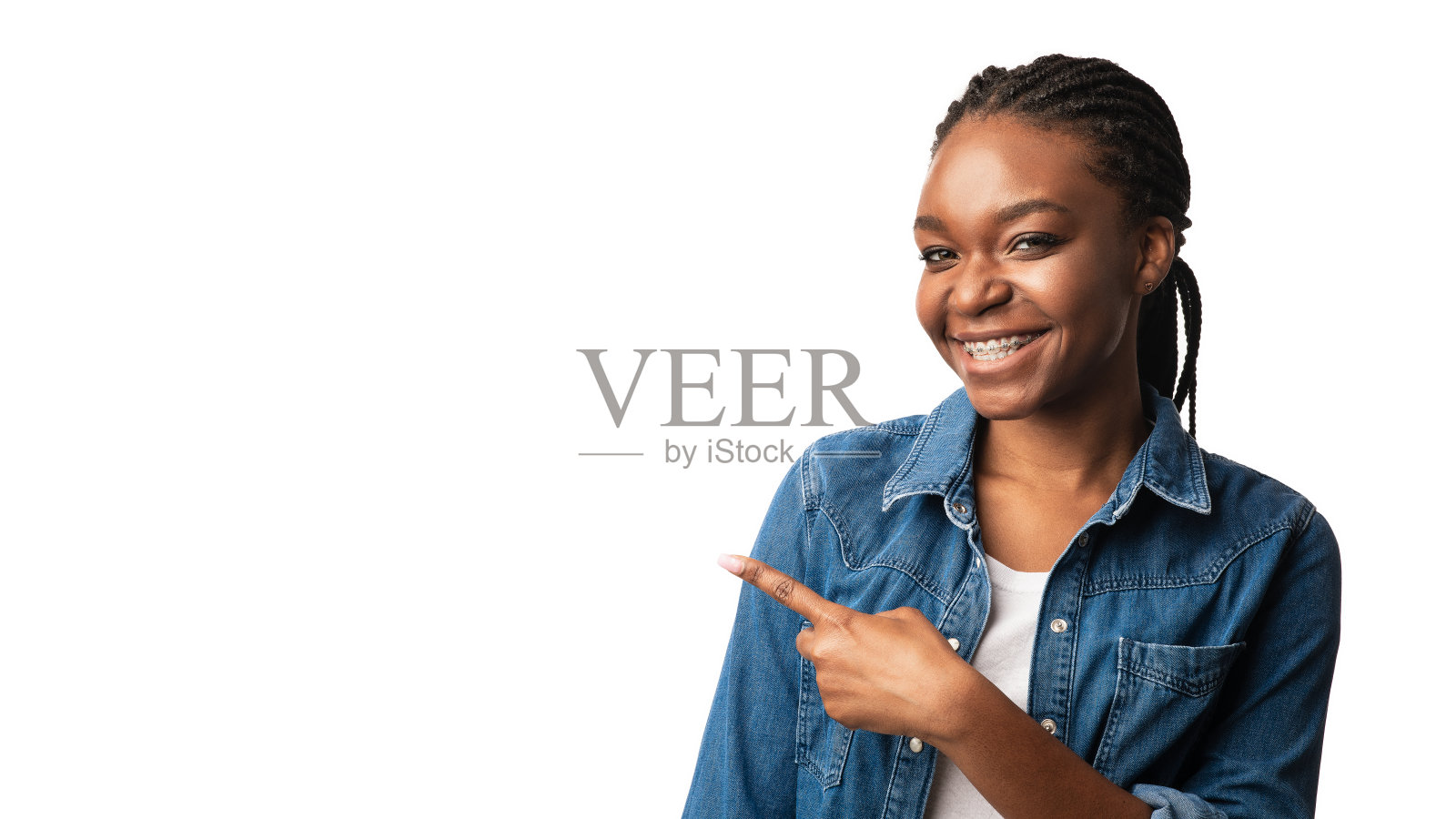 在白色背景上用括号指着手指的非洲女孩照片摄影图片