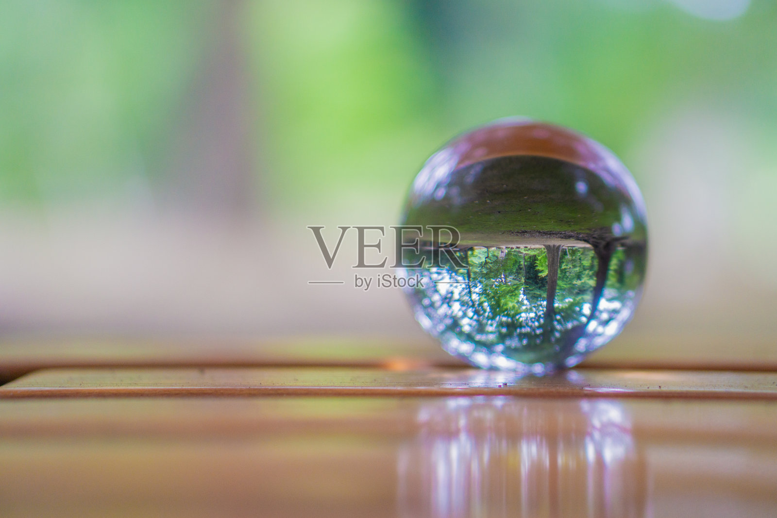 一幅用水晶构成的神秘风景照片照片摄影图片