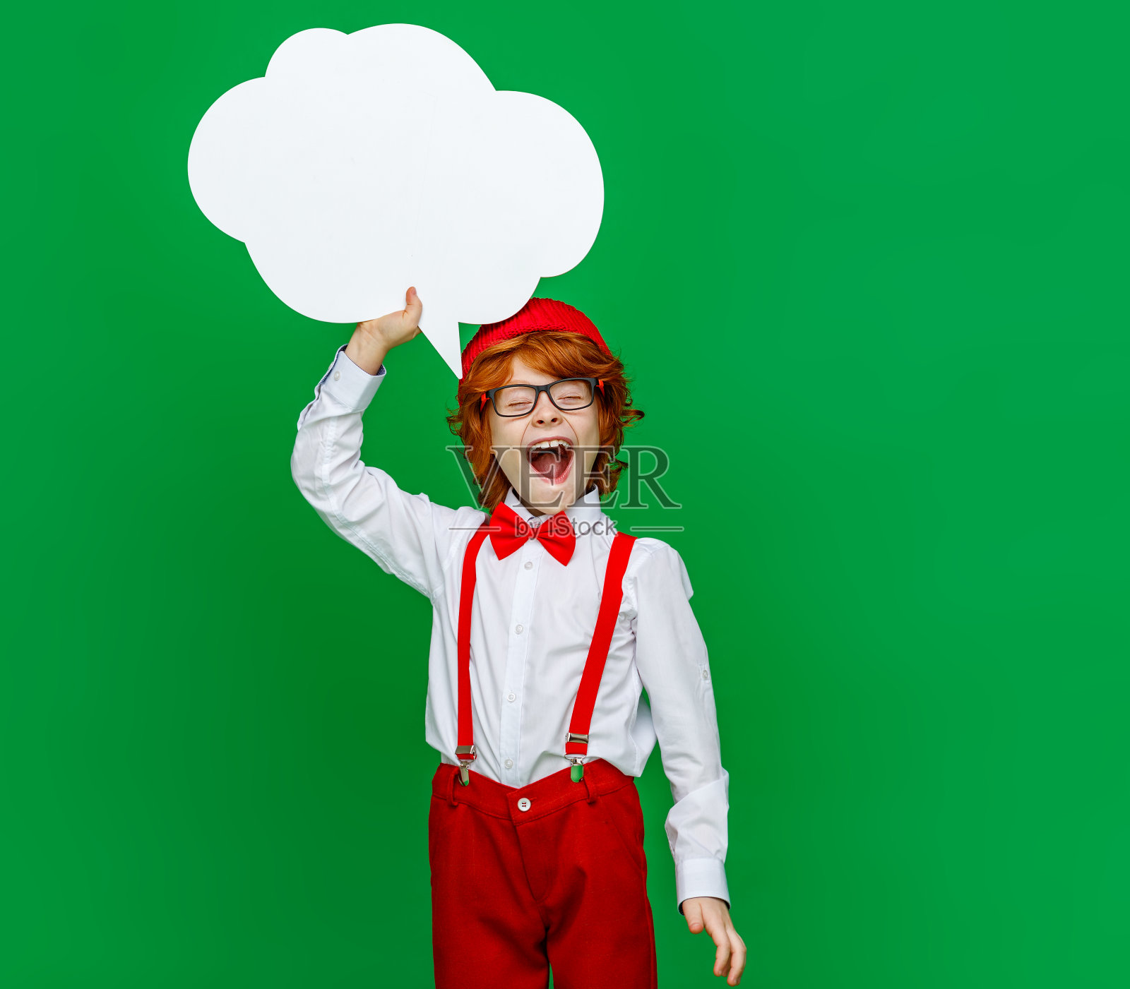 快乐的男孩与思想云照片摄影图片