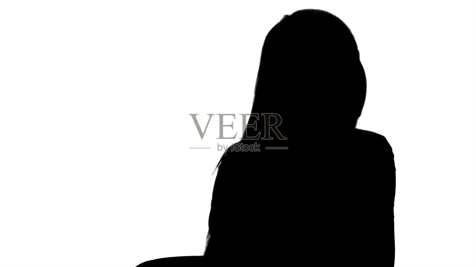 一个微笑的年轻女子的剪影画像坐着打电话照片摄影图片