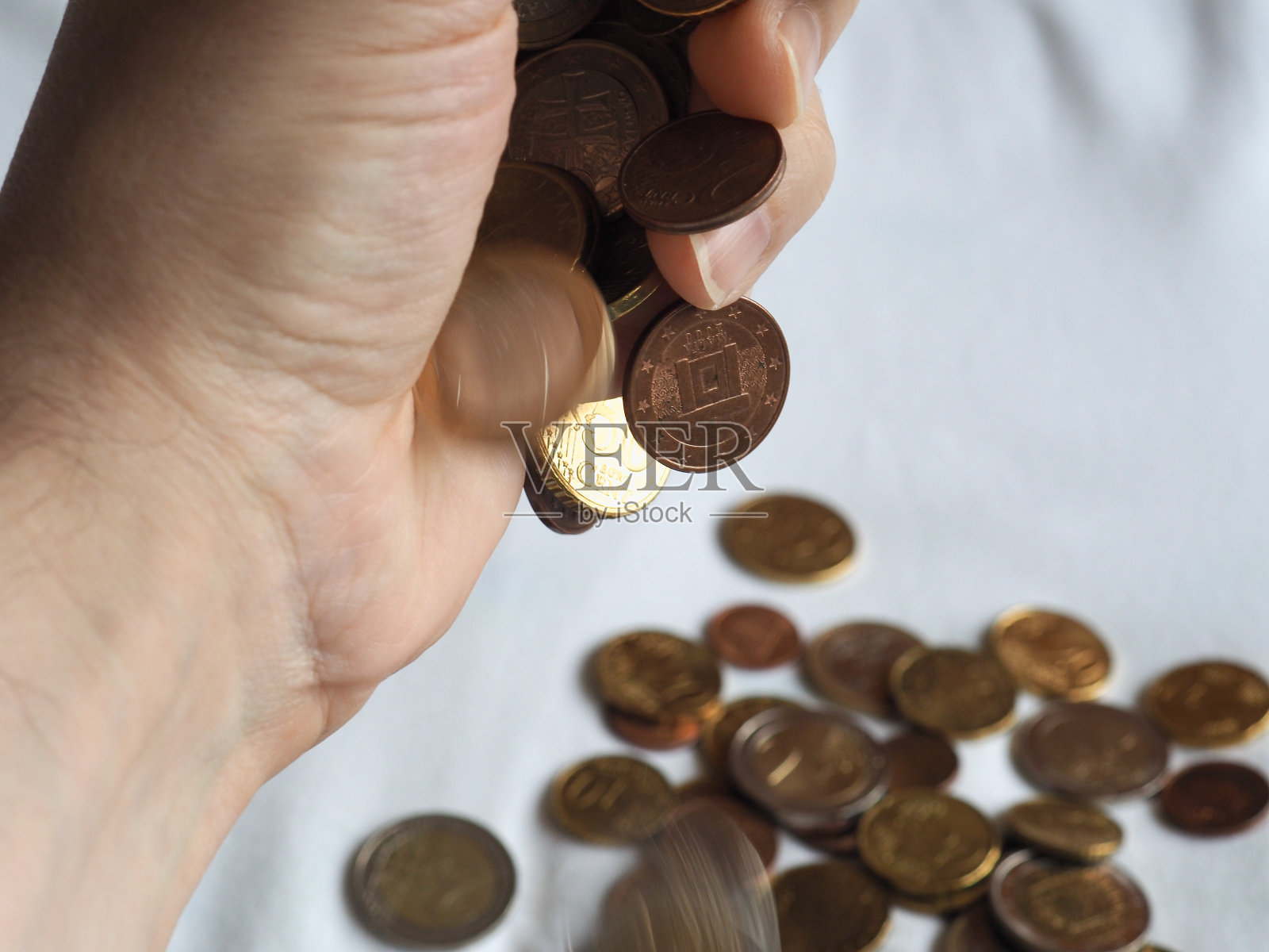 手握欧元硬币，欧盟照片摄影图片