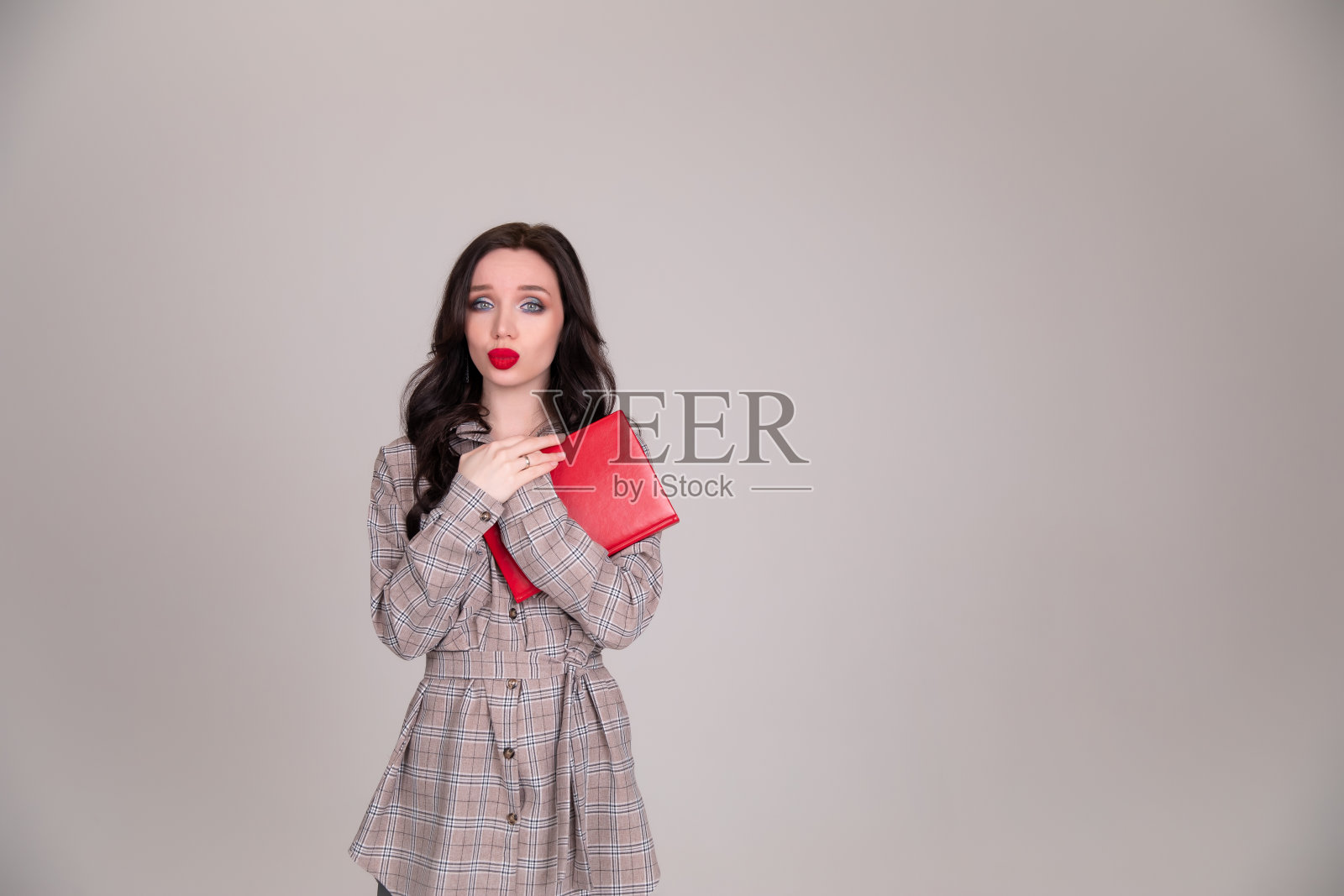 女学生捂住嘴巴，感到压力照片摄影图片