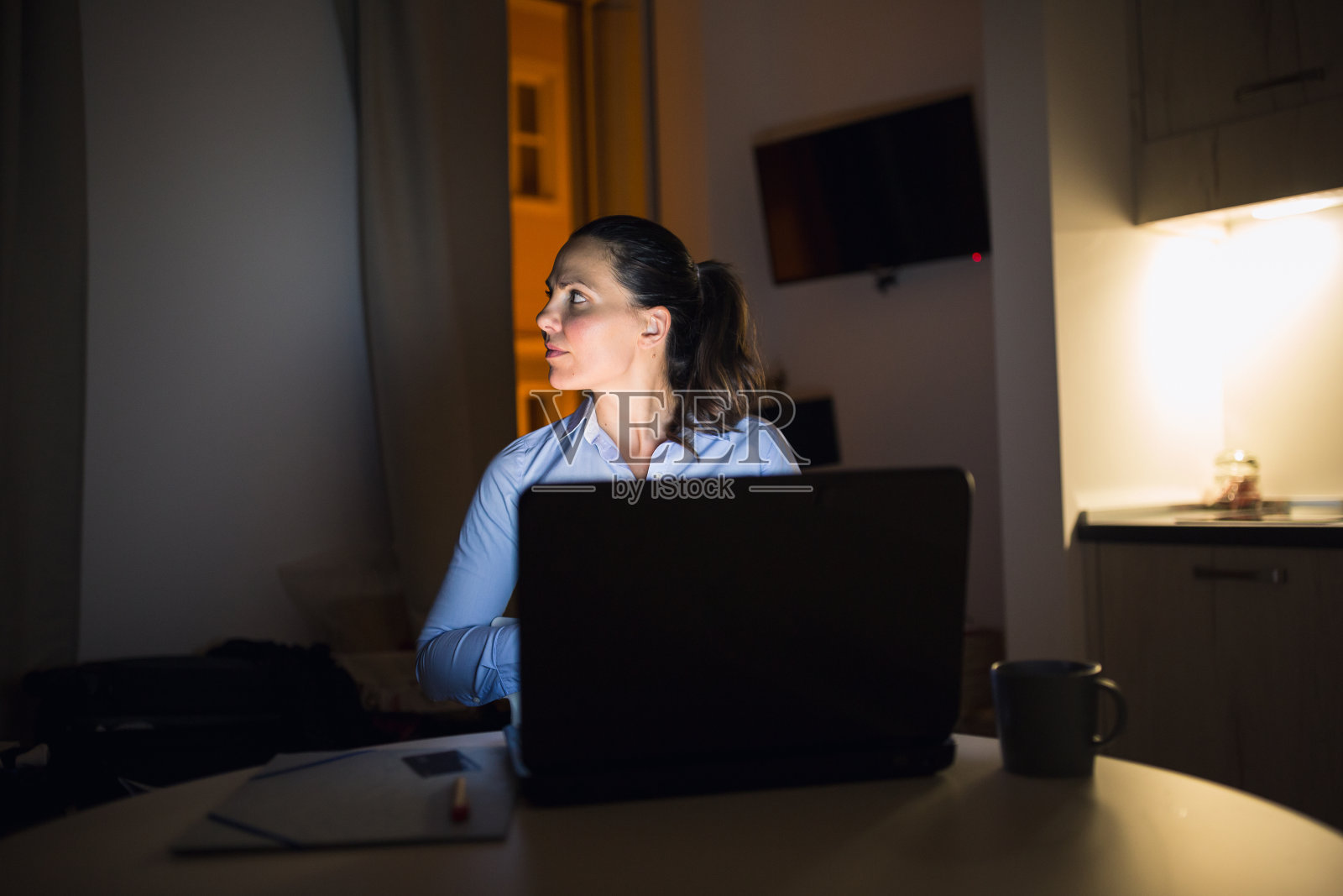 女商人深夜在家工作照片摄影图片
