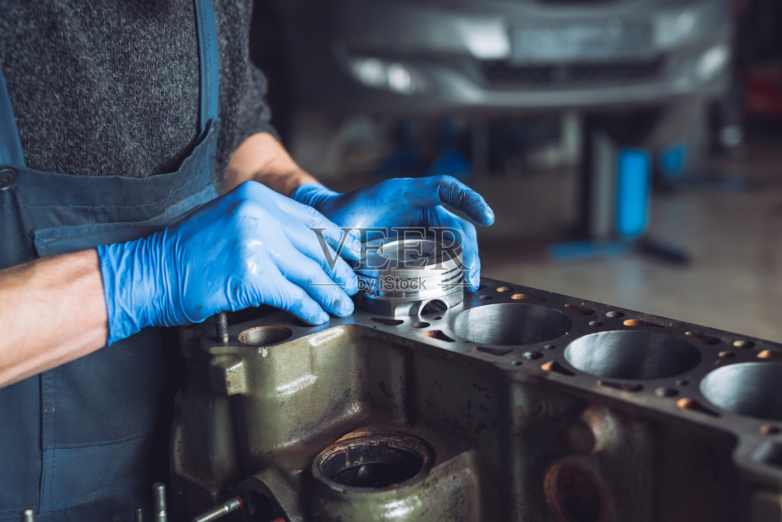 大师收集了一个重新组装的汽车马达照片摄影图片