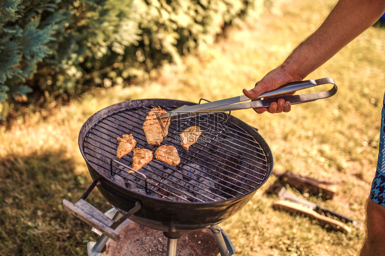 用煤在烧烤架上烤肉照片摄影图片