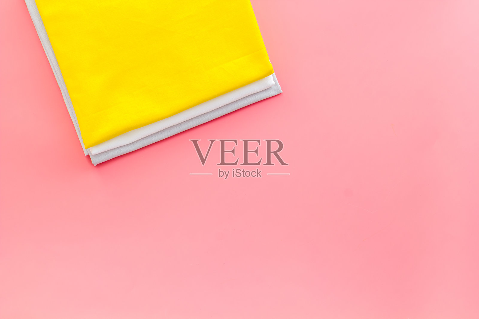 熨烫洗好的衣服和毛巾-干净的亚麻布照片摄影图片