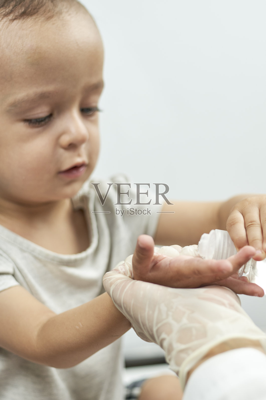 新生儿体检照片摄影图片