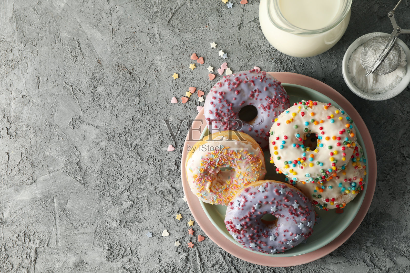 美味食物的概念与甜甜圈和牛奶在灰色的背景照片摄影图片