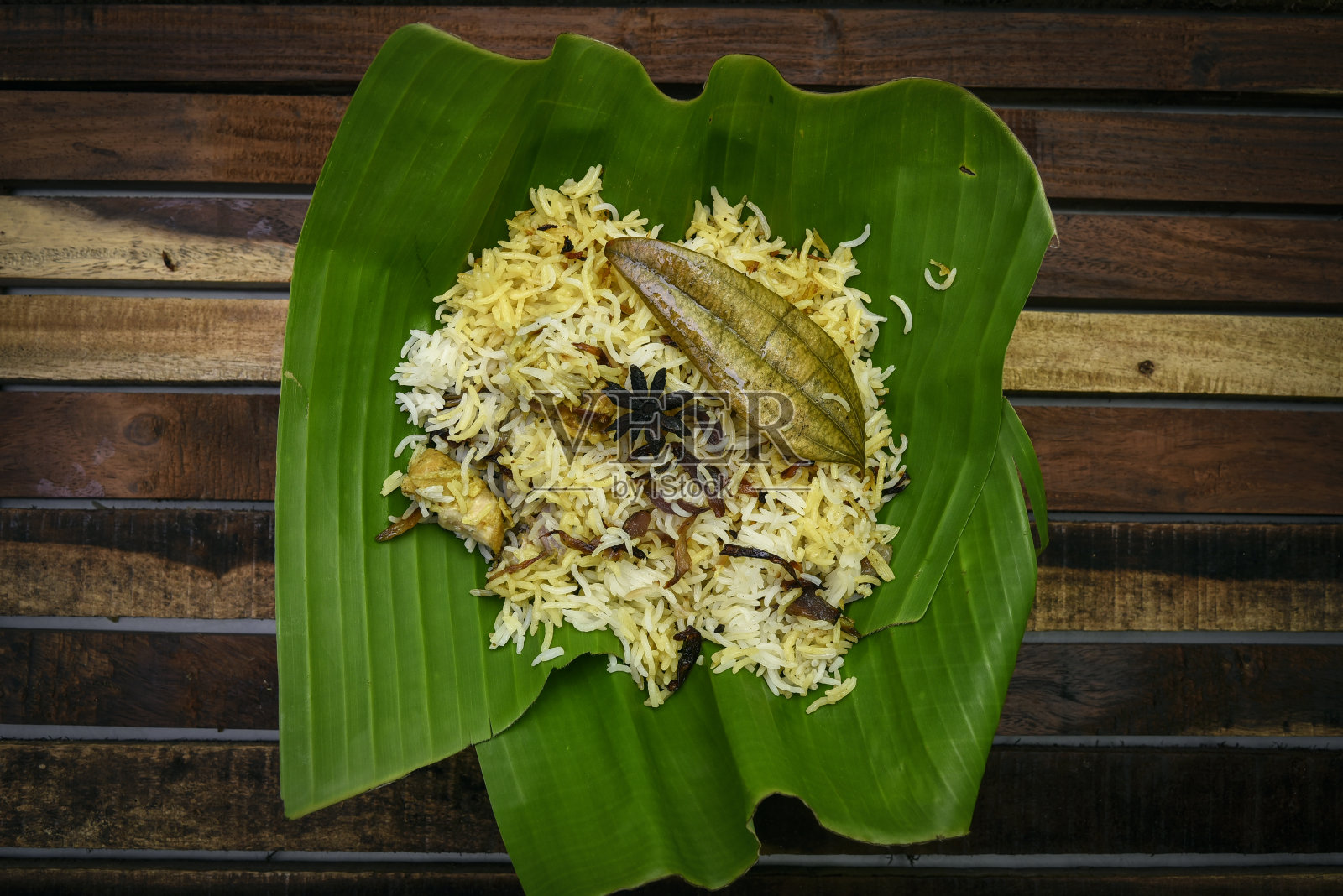 美味的印度香辣鸡俯视图。美丽的印度饭。美味的香辣鸡饭，是一种受欢迎的印度和巴基斯坦食物。照片摄影图片