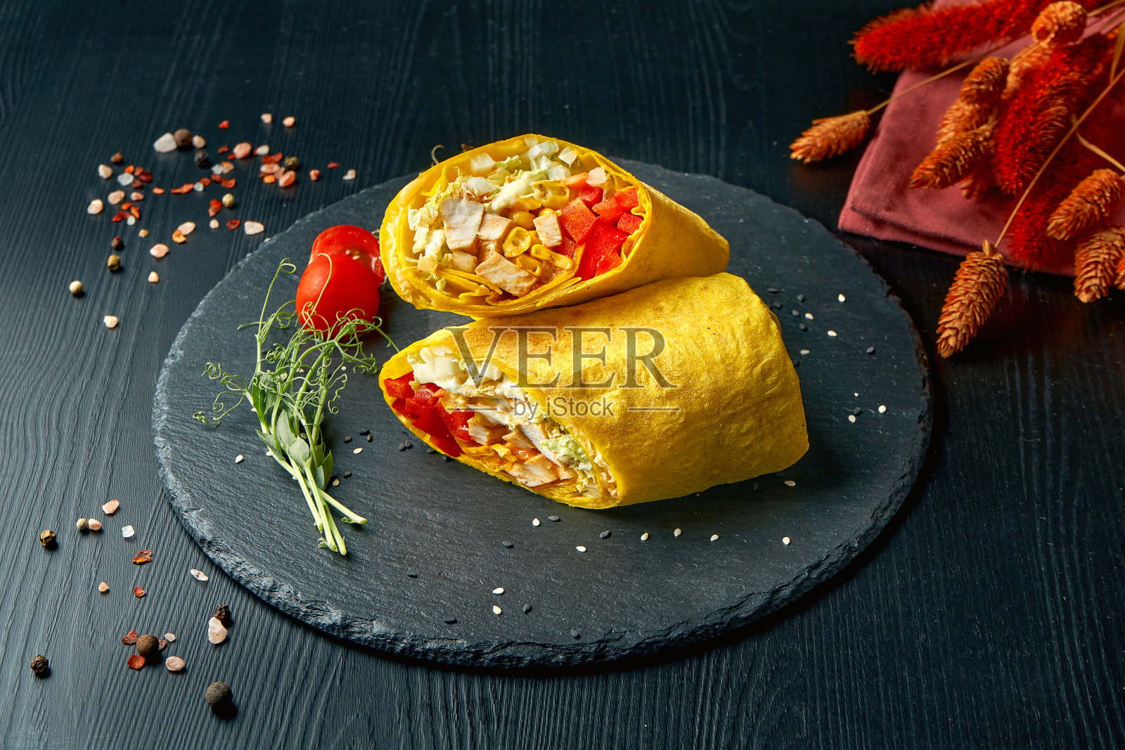 沙瓦玛或墨西哥玉米卷，上面有西红柿，生菜，鸡肉和玉米。街头食品照片摄影图片