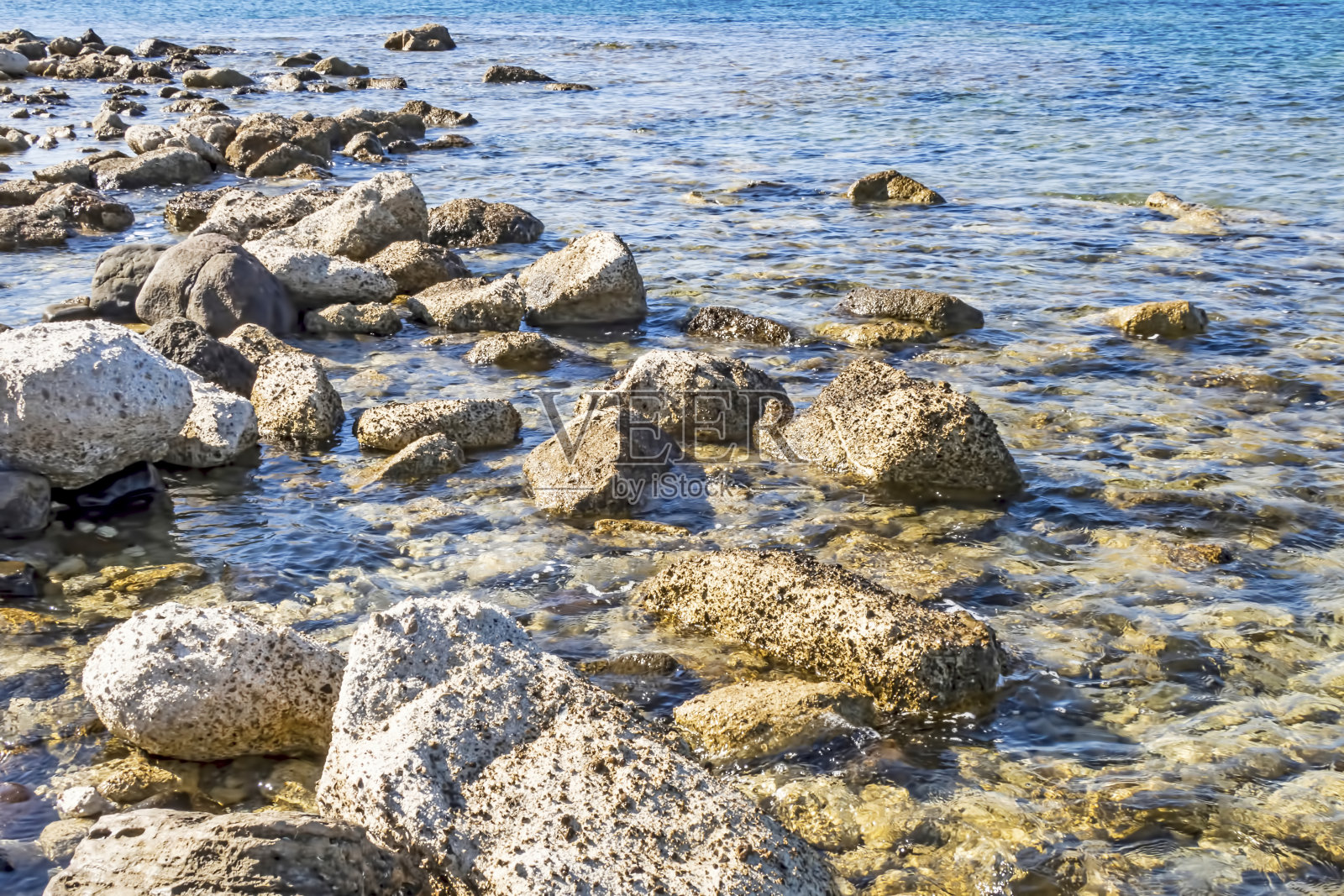 以夏季海滨海景为背景照片摄影图片