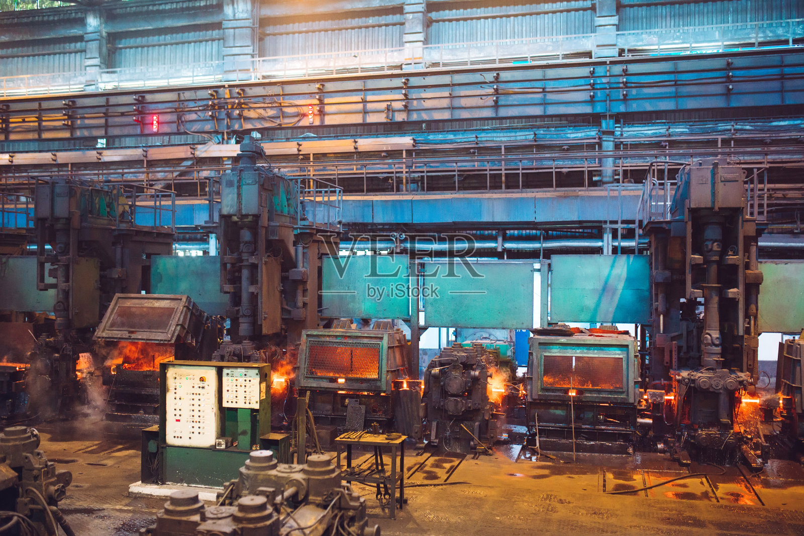 炼钢厂、冶金工业输送机上的热钢。照片摄影图片