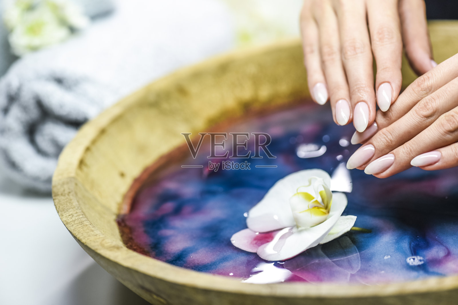 高级护理修指甲。女人的双手呵护和放松。照片摄影图片